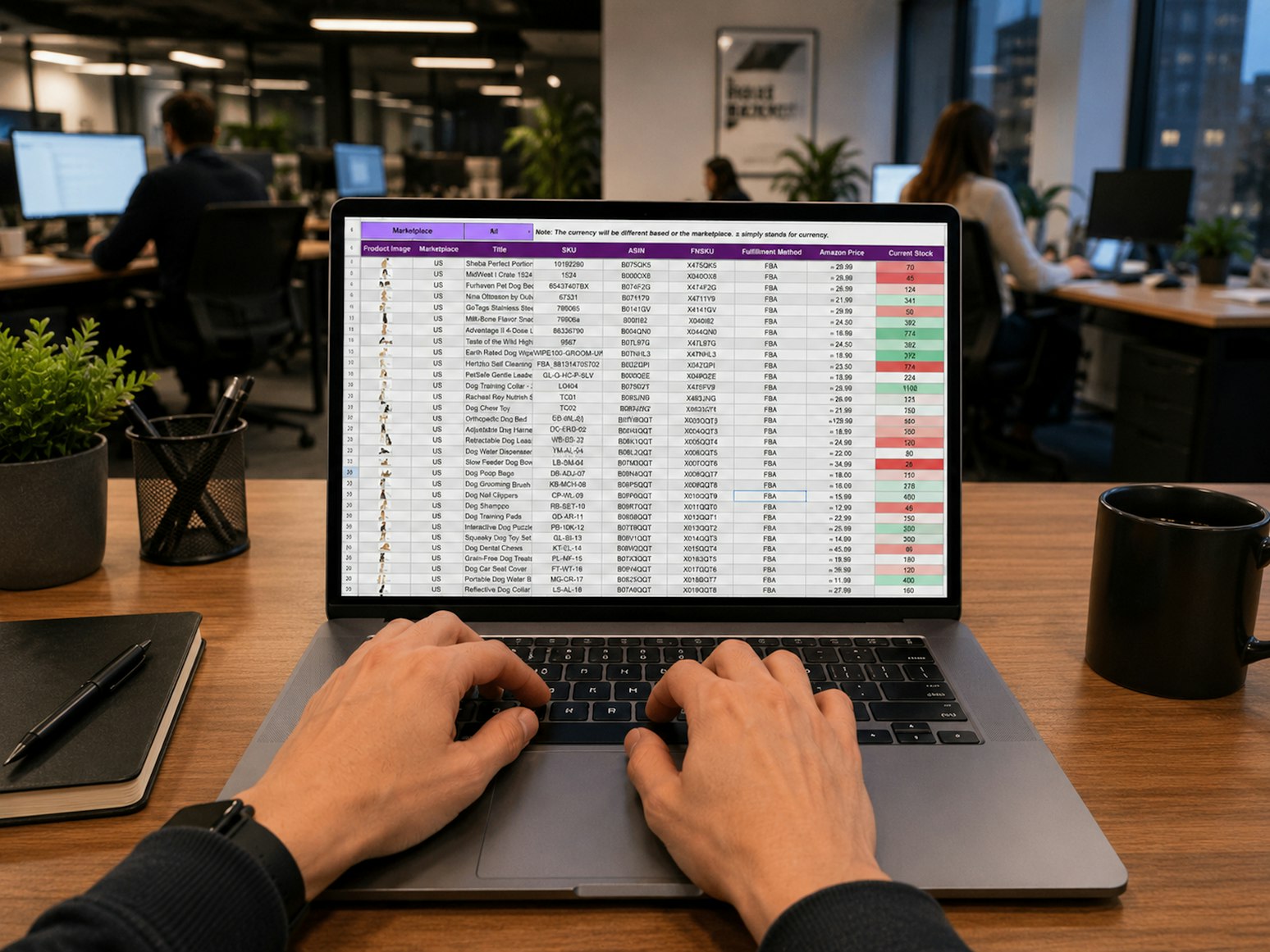 Hände tippen auf Laptop mit Datentabelle